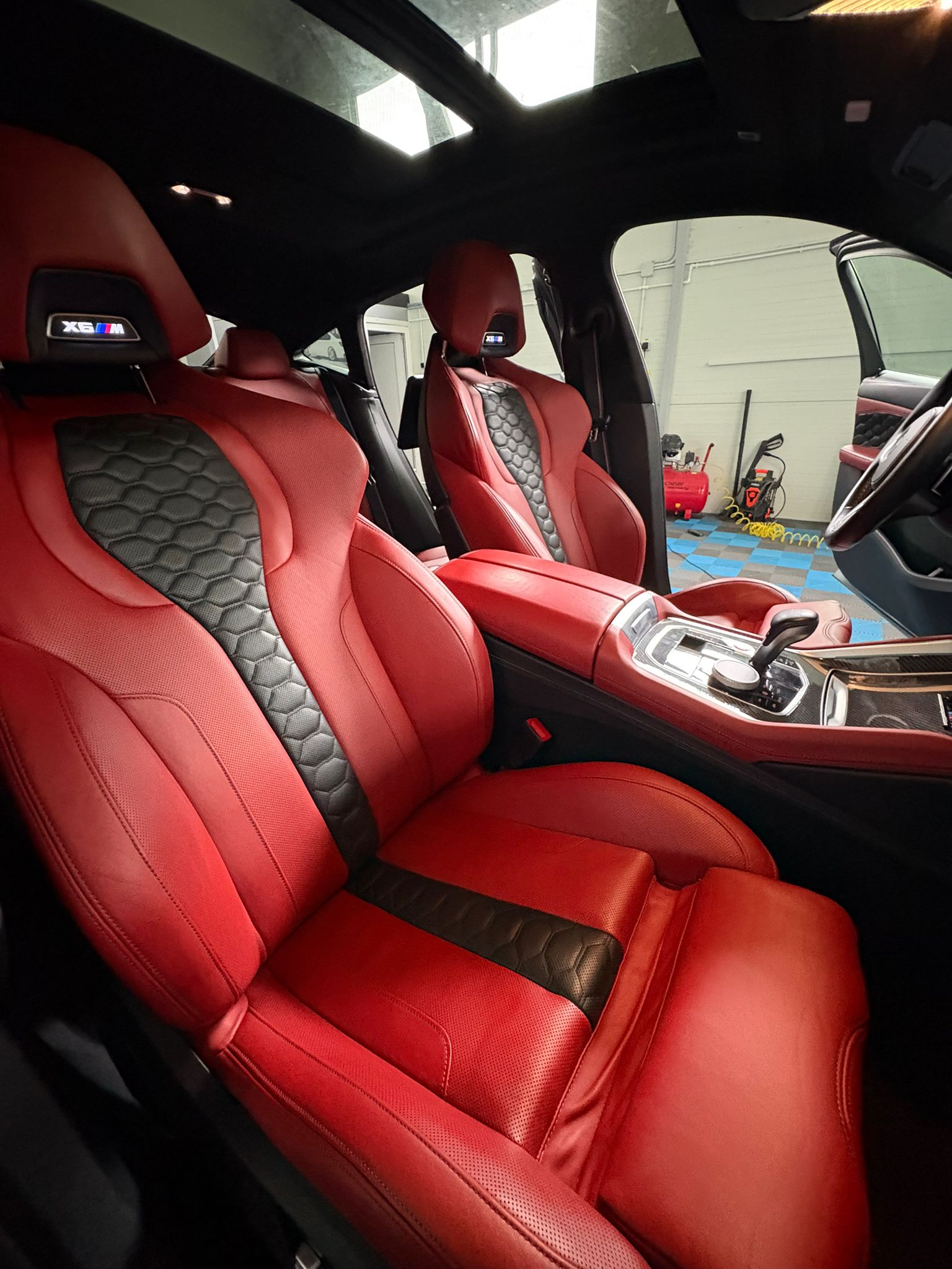 Interior auto curat și îngrijit după serviciu de detailing interior profesional